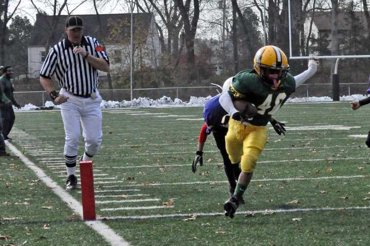 Norwalk&#x27;s Mysonne Pollard heads toward the end zone for Norwalk&#x27;s second touchdown in Sunday&#x27;s game against Hartford.