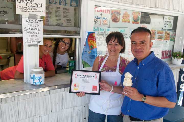 Daily Voice Managing Editor Joe Lombardi presents DVlicious certificate to Scoops N&#x27; More staff.