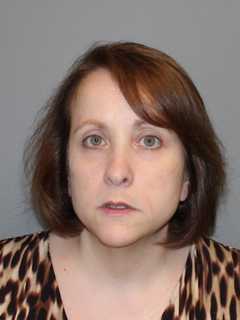 Ridgefield Woman Charged With Issuing Bad Checks At Stew's In Norwalk