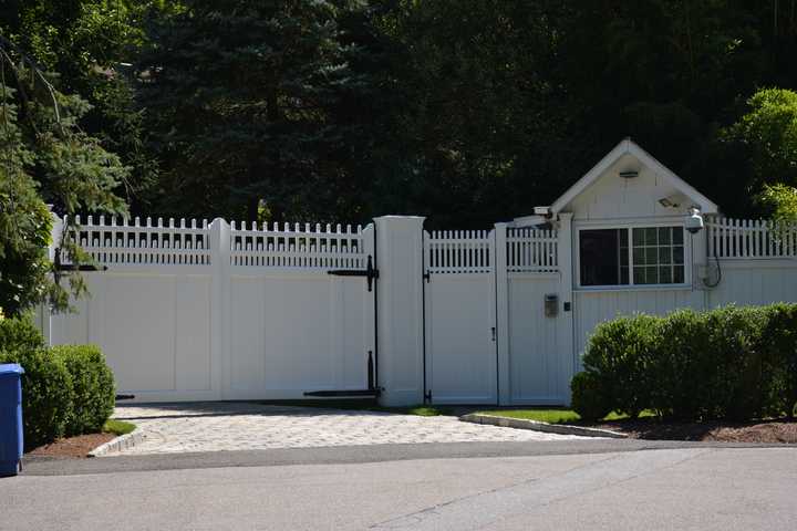 Town Seeks To Ban Tourists From Driving To Clintons' Chappaqua Street