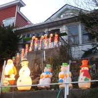 <p>Friends and family pitched in to decorate the home of the late Jesse Buzzutto of Yonkers as he did for many years.</p>