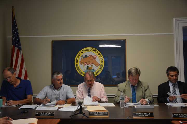 Waccabac Country Club Gets Town Board's OK For Live Music