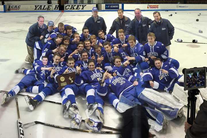 Darien Hockey Team Earns Honor From County Sports Commission