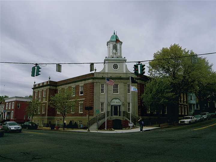 A heated debate on the placement of the American flag at Peekskill City Hall occurred at a recent Common Council meeting.