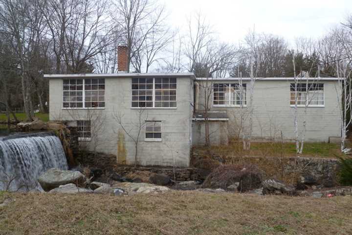 The New Canaan Planning and Zoning Commission talked this week with the developer who wants to build affordable housing at this site on Jelliff Mill Road. The commission rejected permit requests from the developer earlier this year. 