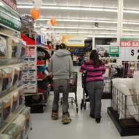 <p>Shoppers at a Big Lots! </p>