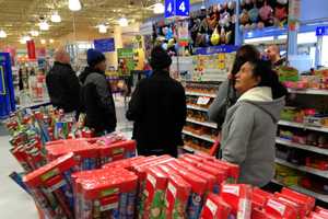 Toys 'R' Us Will Close All 800 Stores, Affecting 33,000 Jobs