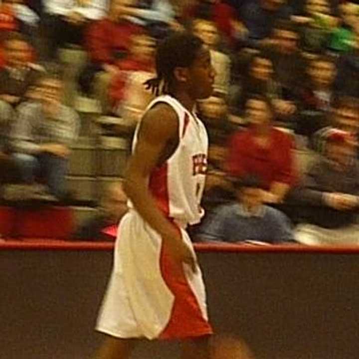 Fairfield Prep&#x27;s Keith Pettway brings the ball upcourt against Hillhouse on Tuesday night. 