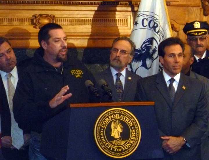 Christopher Smidt recounted the details of his plane&#x27;s crash into the Hudson River Tuesday at a ceremony honoring his rescuers at Yonkers City Hall. 