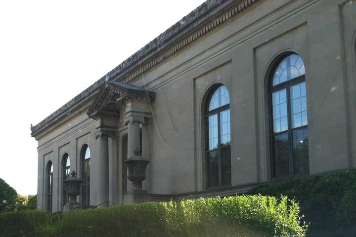 Tarrytown's Warner Library Presents 'Love, Loss And What I Wore' Reading
