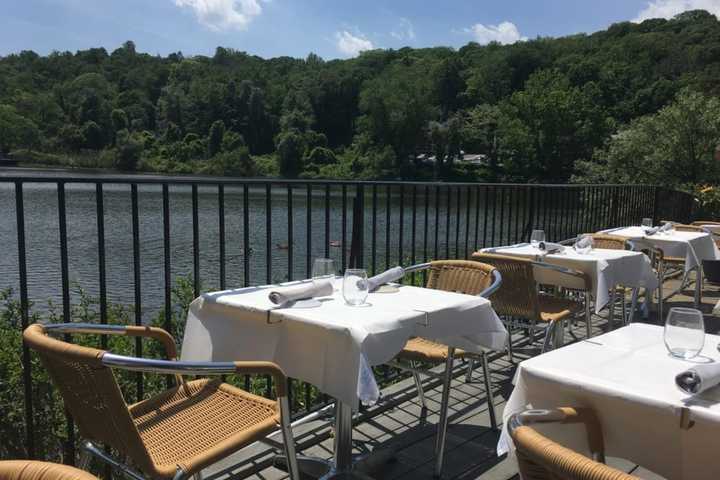 Long Island Eatery Gets High Marks For Outdoor Dining, Menu With Variety Of Options