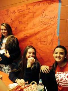 SADD Spreads Positive Messages On Red Ribbon Day At Darien High School