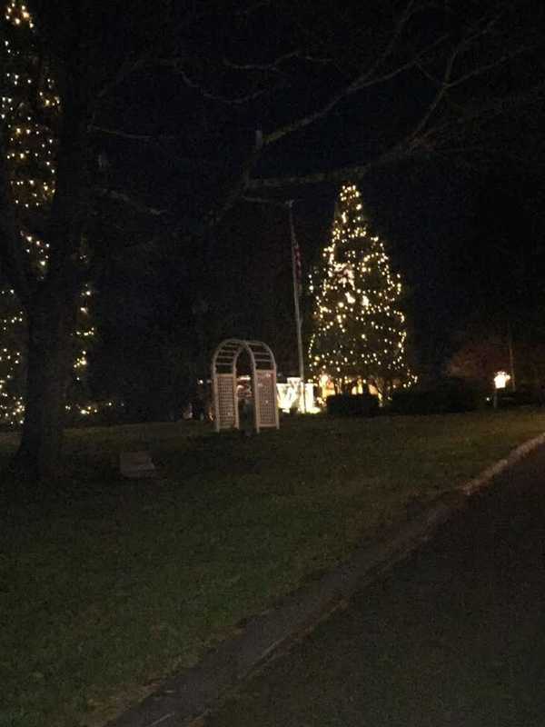 Traffic Alert: Ridgefield's Main St. Closed This Evening For Tree Lighting