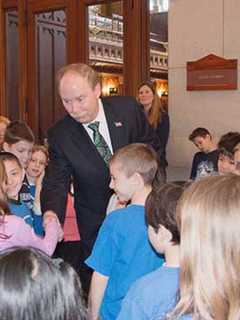 Sen. McLachlan Greets Sherman Students In Visit To Capitol