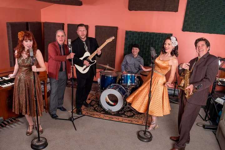 Eight to the Bar to Play Trumbull Library