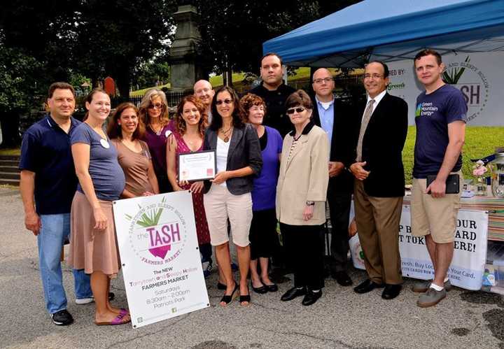 Daily Voice Features Editor Jeanne Muchnick, center, presents DVlicious award to TaSH members.