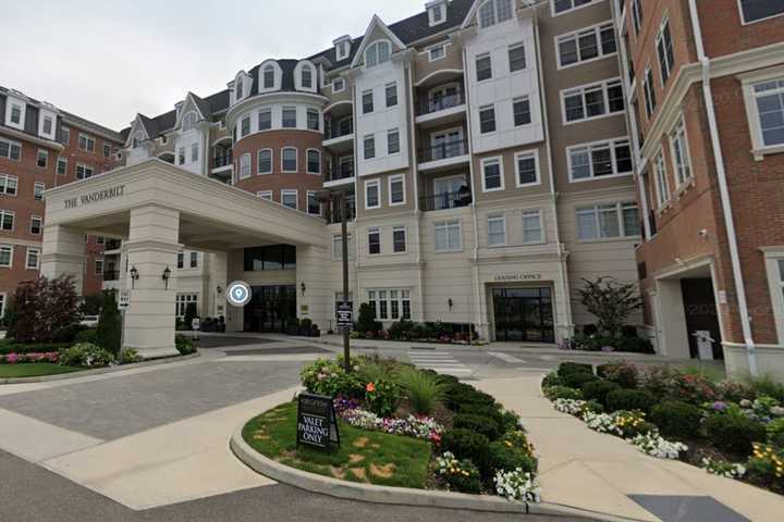 New Restaurant At Long Island Hotel Offers Seafood Dishes, Live DJs