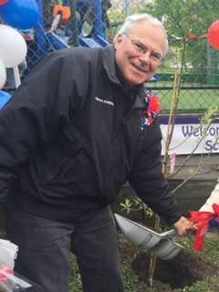 Mamaroneck Students Plant Tree At Science Fair