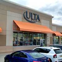 SMELL ANYTHING? Snatch-And-Grab Thieves Flee Mall Store With $800 Worth Of Fragrances