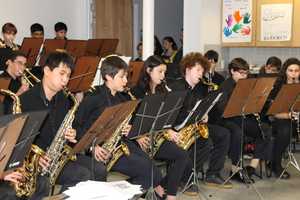 Scarsdale Middle School Students Perform At Open Arms Men's Shelter