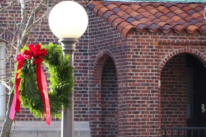 Bronxville Unveils New Holiday Décor