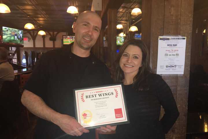The 101 Pub In Bogota Accepts DVlicious Award For 'Best Wings In Bergen'