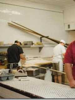 DVlicious: Frank Pepe's In Danbury, Fairfield, Wows With Old World Recipes