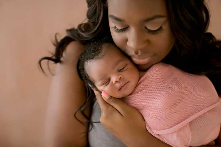 Shatya Tolliver with her newborn daughter, Kamyah.
