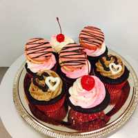 <p>Valentine cupcakes at Café Xpresso in Newtown.</p>