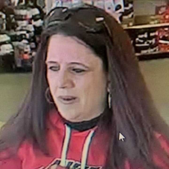 Female suspect who allegedly stole shoes from Famous Footwear in Islandia