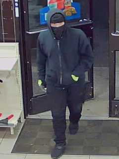 Suspect At Large After Knifepoint Robbery At Long Island 7-Eleven