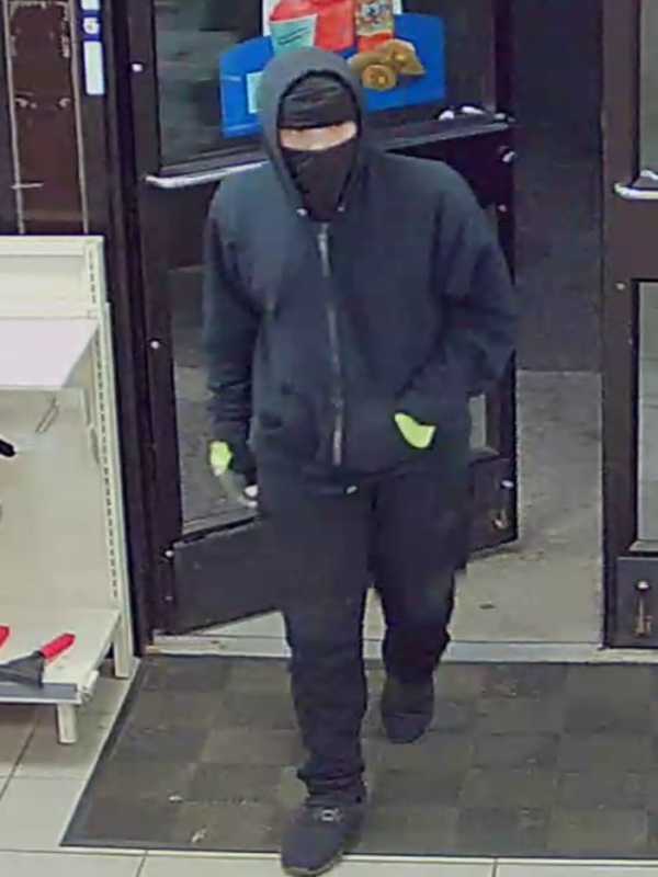 Suspect At Large After Knifepoint Robbery At Long Island 7-Eleven