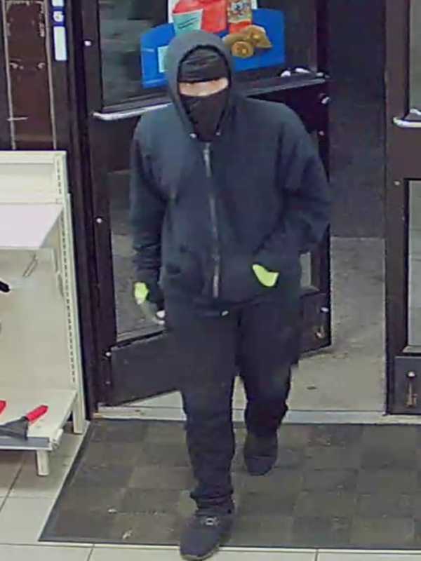 Suspect At Large After Knifepoint Robbery At West Babylon 7-Eleven