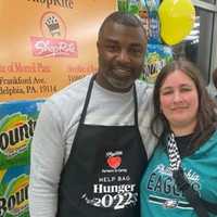 Former Eagle Brian Westbrook Bags Groceries At Philly ShopRite