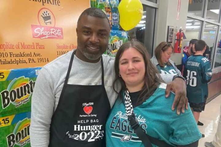 Former Eagle Brian Westbrook Bags Groceries At Philly ShopRite