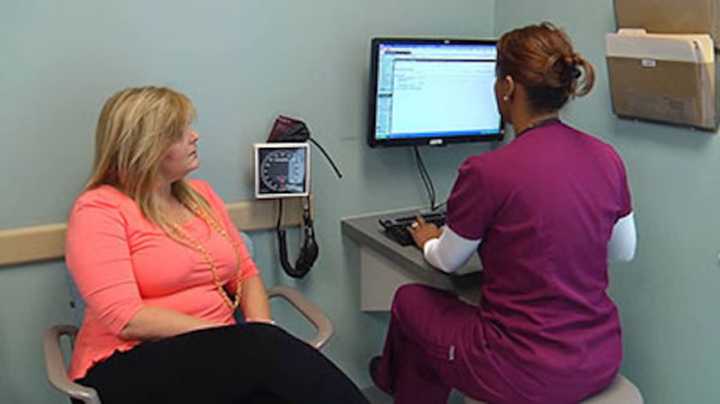 Lyndhurst organizes free women&#x27;s health clinic.