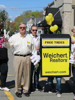 Wyckoff Realtor Gives Away Trees For Earth Day