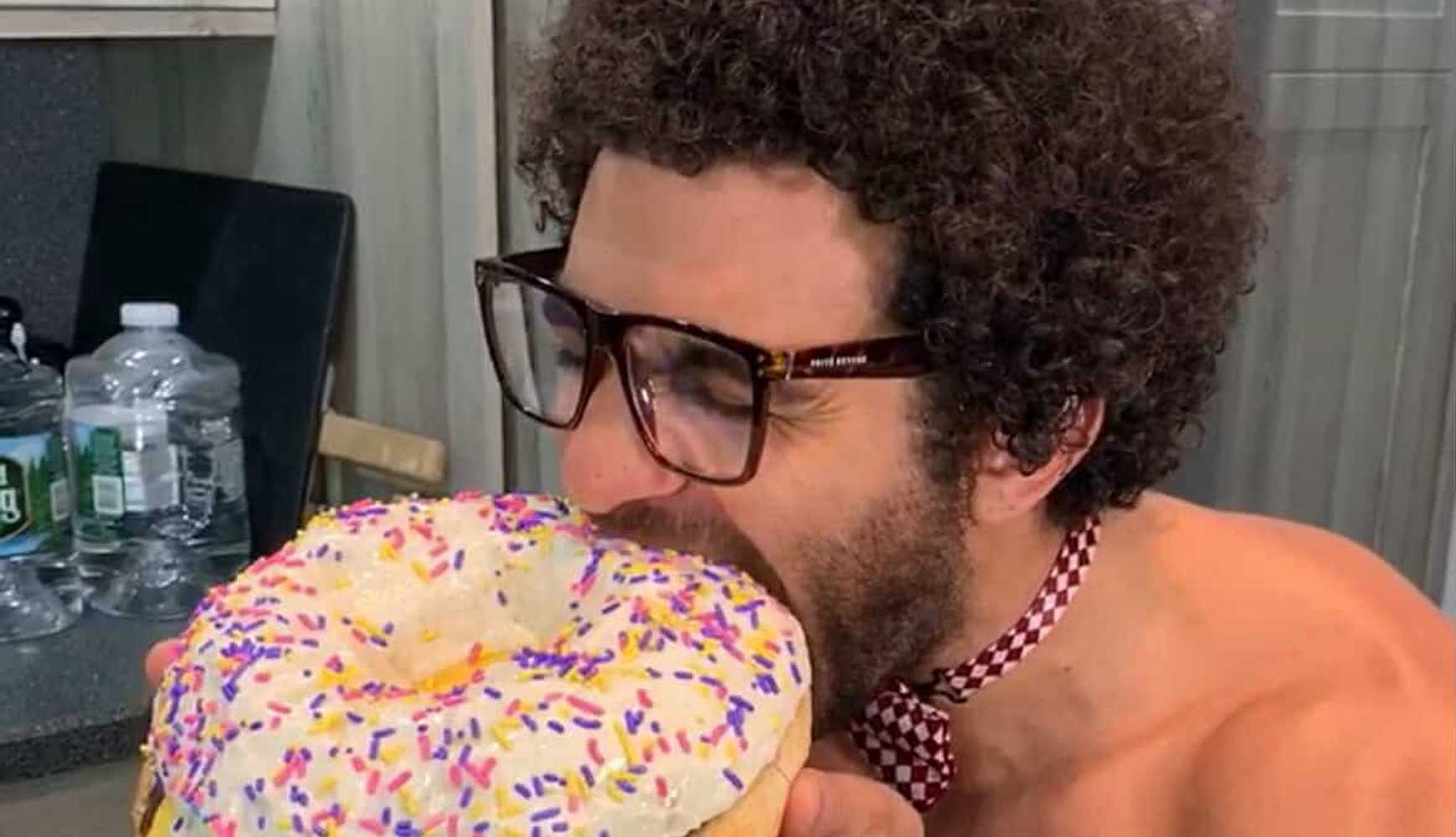 
Blake Horton lost 60 pounds by eating one massive meal a day.
