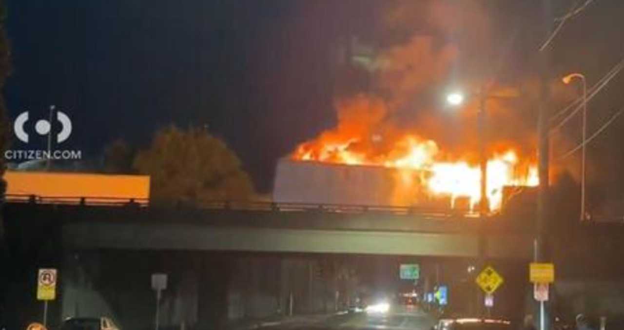 Flaming Jackknife TractorTrailer On I95 Near Betsy Ross Bridge (Video