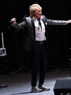 Do Ya Think He’s Sexy? Rod Stewart’s 2025 Tour Brings the Hits