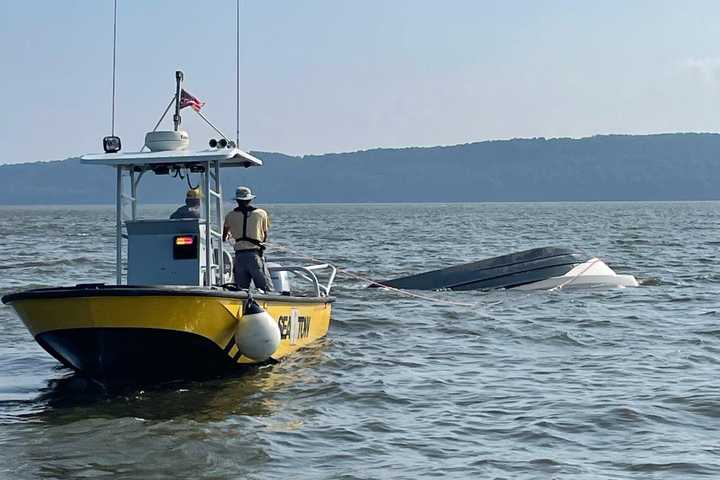 10 Escape After Boat Capsizes On Hudson River Off Northern Westchester Coast