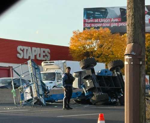 FailingとCountry Road のセット All Lanes Of Route 17 Closed By Overturned Construction Equipment