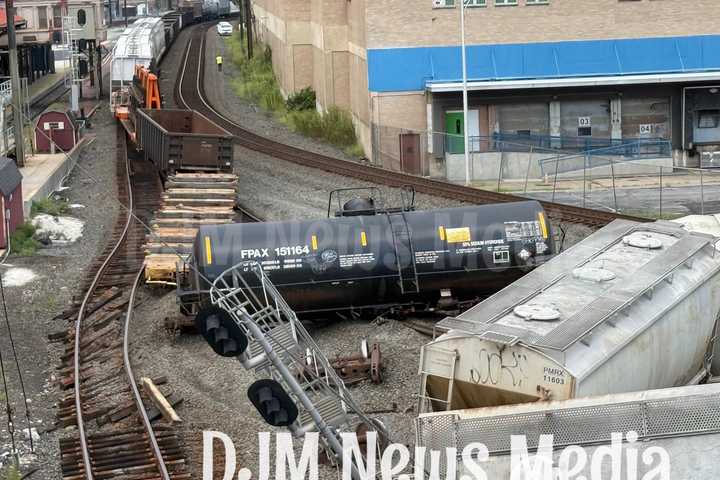 10 Norfolk Southern Train Cars Derail Near Grace Street In Harrisburg (DEVELOPING)