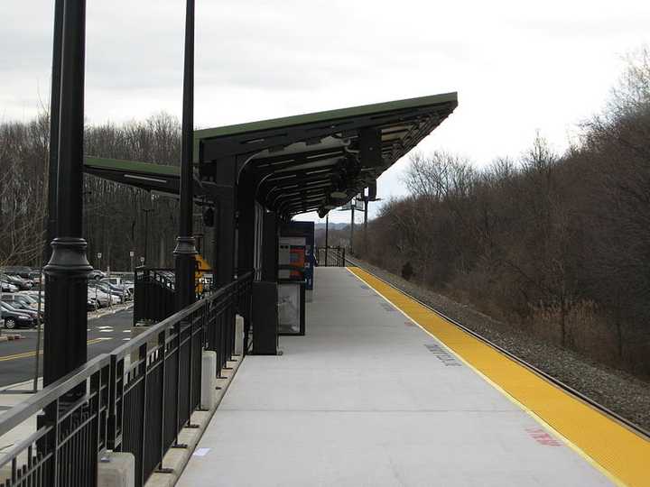 Wayne-Route 23 station platform
  
