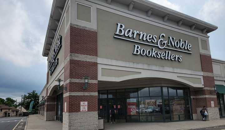 A Barnes &amp; Noble storefront.