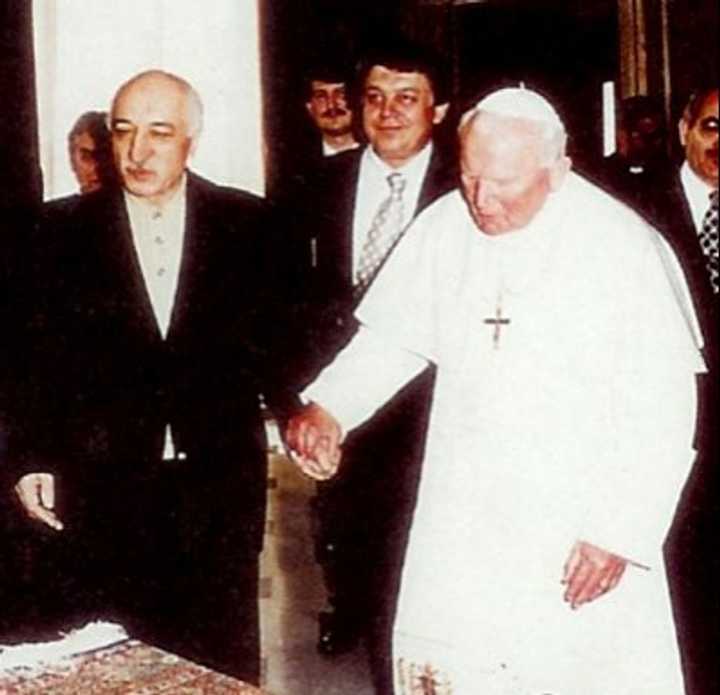 Fethullah Gülen visiting Ioannes Paulus II in 1998.