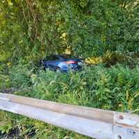 <p>A passenger car crashed into a gully and hit a tree during the crash.&nbsp;</p>