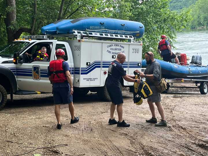 Rescue crews at the scene on the Potomac River.