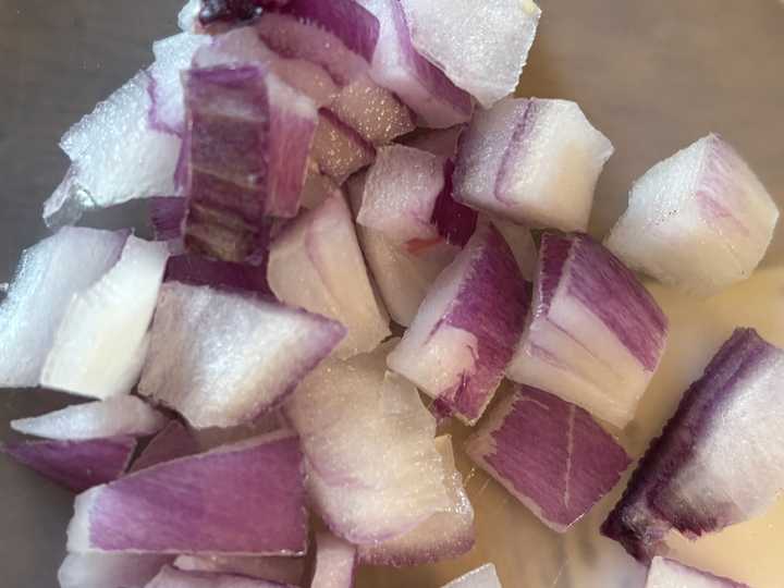 A brand of diced red onions is among the recall products.