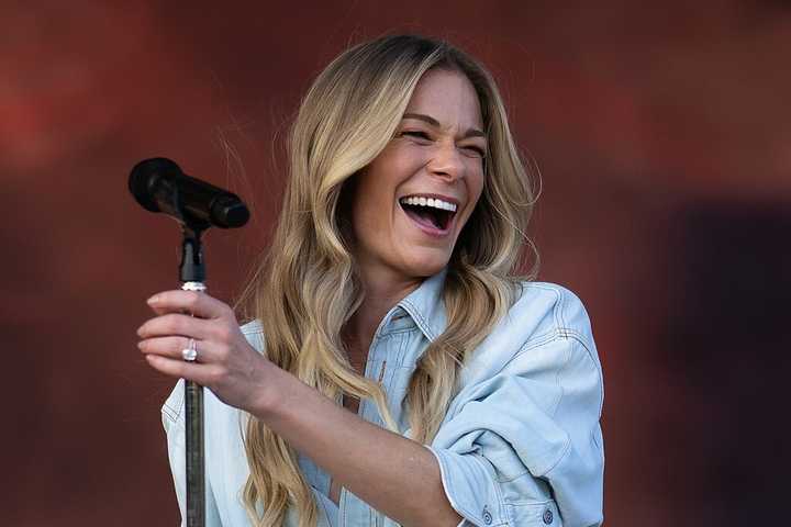 LeAnn Rimes’ Teeth Fall Out Mid-Performance, But She Didn't Miss A Beat